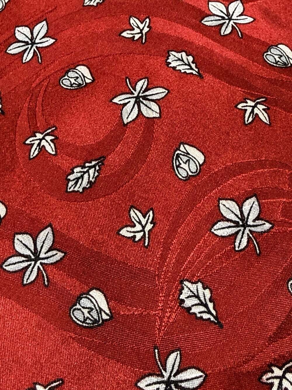 Pierre Victoire Vintage Red Silk Necktie with Leaf and Acorn Pattern - Picture 4 of 5